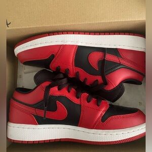 🎀 red and black jordan lows